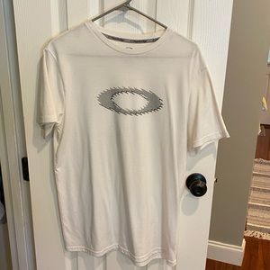Men’s Oakley tee shirt